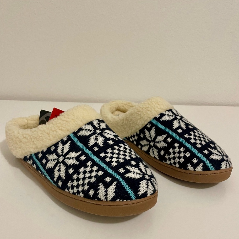 Cozy Slip-On Slipper - Navy Snowflake Pattern